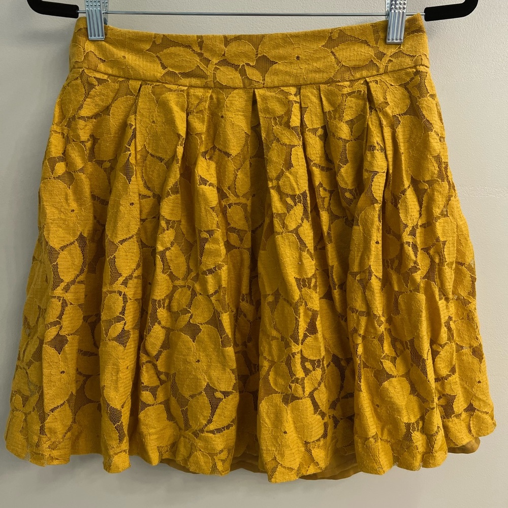 EUC Ann Taylor Yellow Lace Skirt Size 2 - Smoke free home